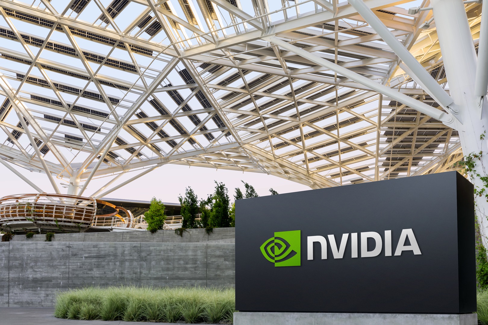 NVIDIA verdrievoudigt inkomsten en 13-voudigt netto-inkomen op vraag naar AI-chips NVIDIA verdrievoudigt inkomsten en 13-voudigt netto-inkomen op vraag naar AI-chips
