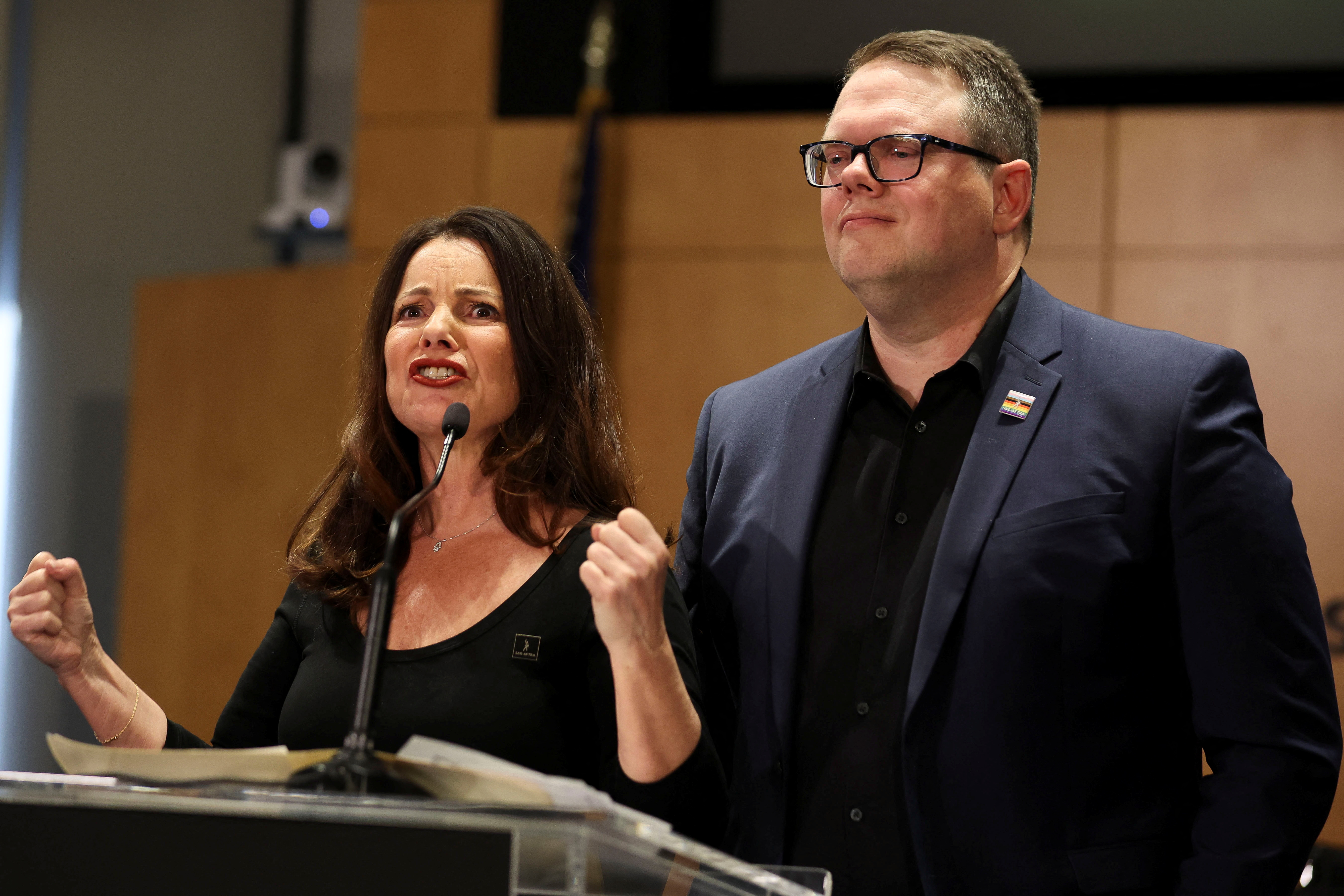 Amerikaanse acteursvakbond heeft overeenkomst bereikt met filmstudio's over regels voor het gebruik van generatieve AI Amerikaanse acteursvakbond heeft overeenkomst bereikt met filmstudio's over regels voor het gebruik van generatieve AI