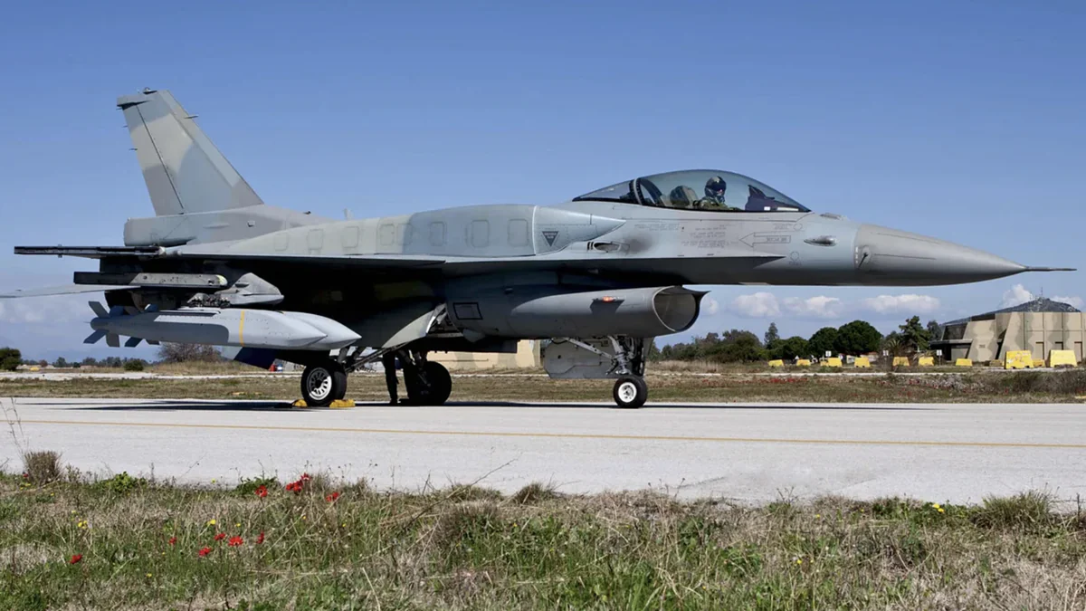 Grieks F-16 gevechtsvliegtuig met AGM-154 JSOW bommen Grieks F-16 gevechtsvliegtuig met AGM-154 JSOW bommen
