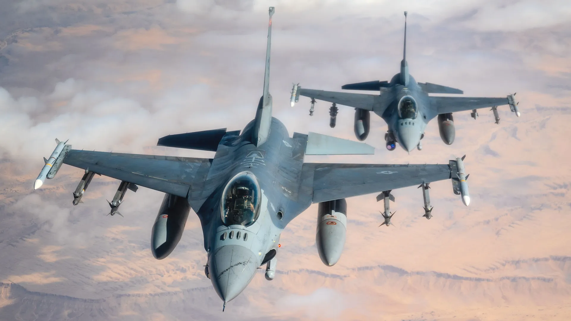 F-16 gevechtsvliegtuig met APKWS II raketten F-16 gevechtsvliegtuig met APKWS II raketten