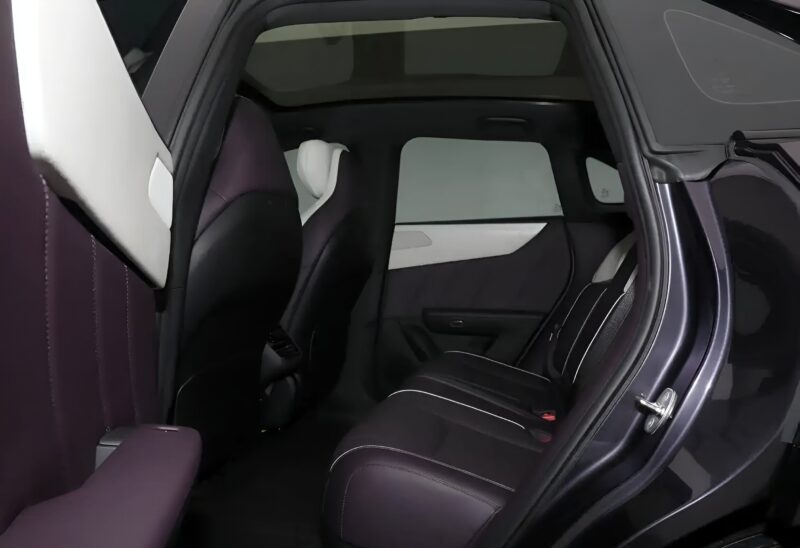 Zwart plafond in het interieur van de Mazda EZ-60 Zwart plafond in het interieur van de Mazda EZ-60