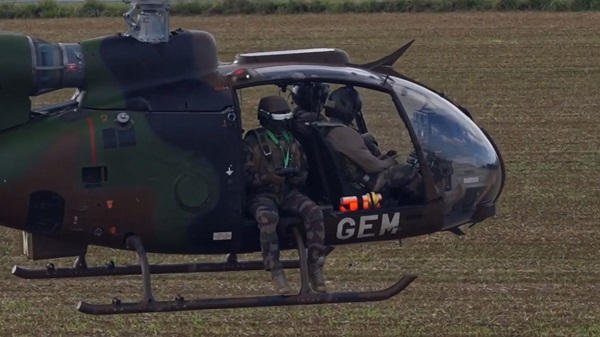 Soldaten van het Franse 3e helikopterregiment oefenen met drones Soldaten van het Franse 3e helikopterregiment oefenen met drones