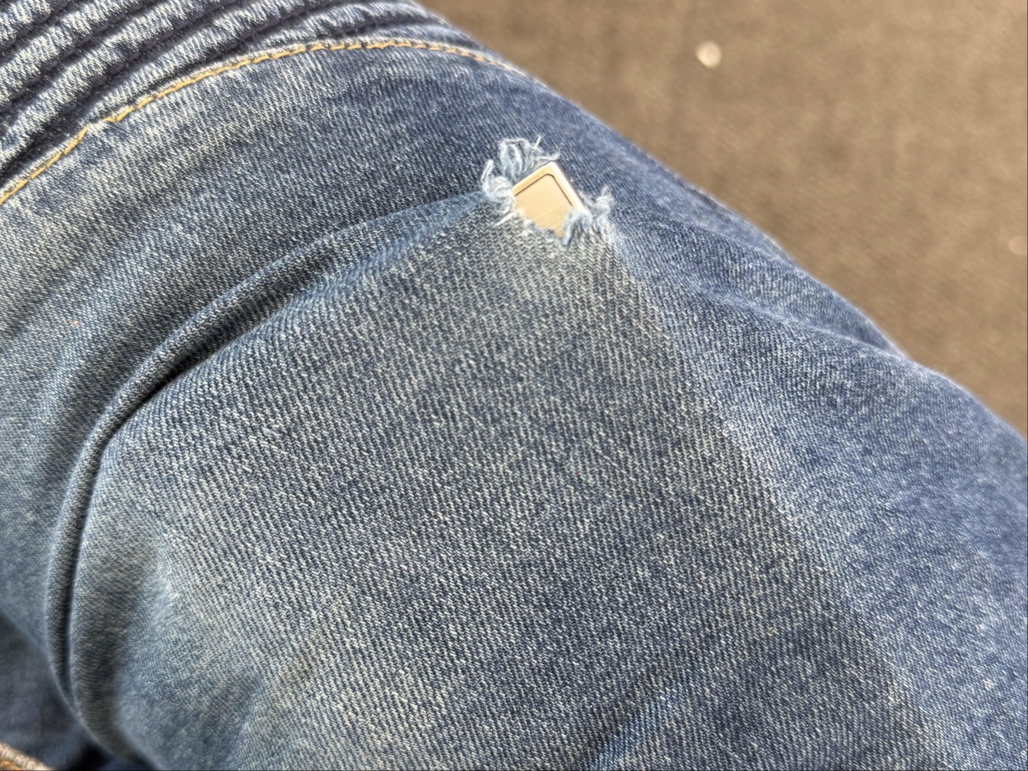 Samsung Galaxy S24 Ultra, gescheurde jeans Samsung Galaxy S24 Ultra, gescheurde jeans