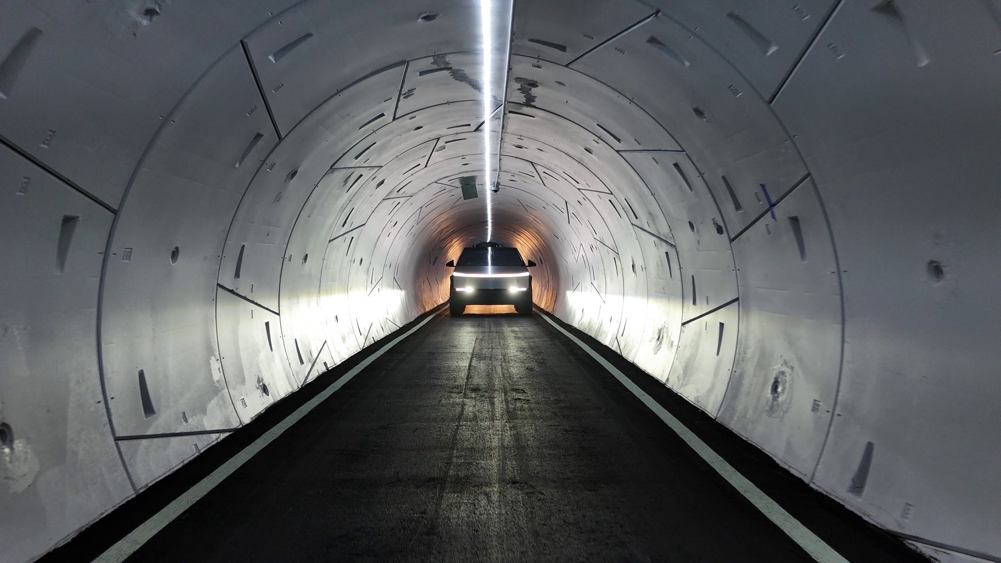 Binnen in de CyberTunnel van de Giga Texas-fabriek Binnen in de CyberTunnel van de Giga Texas-fabriek