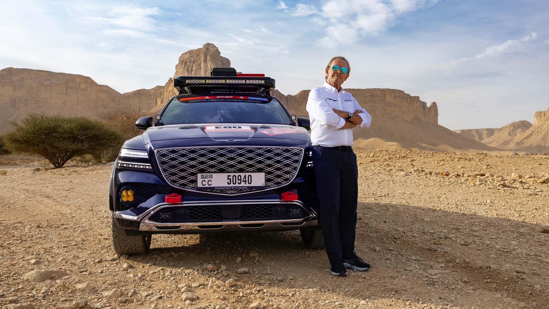 Jackie X Jackie X naast de Genesis GV80 Desert Edition.