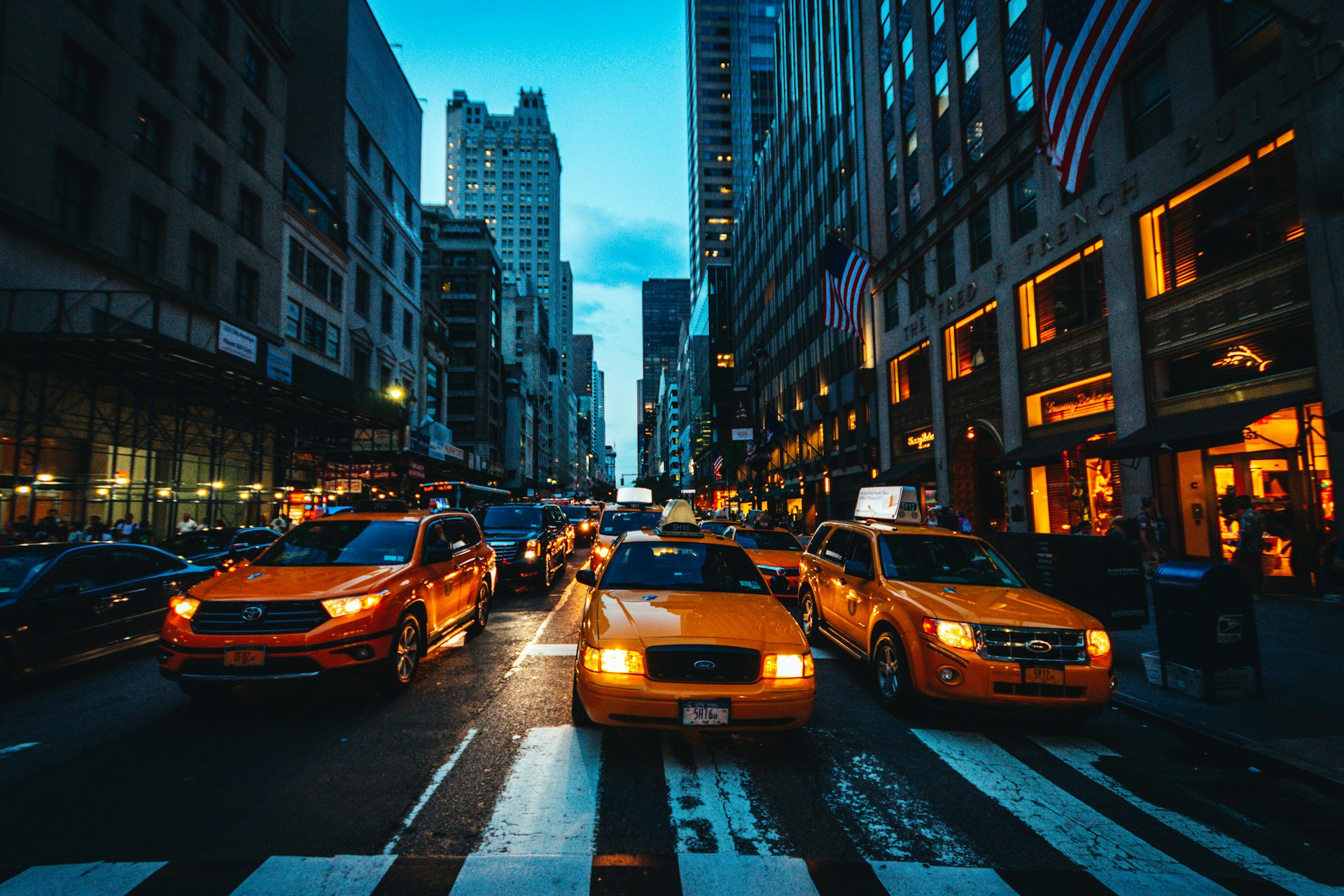 New York City gaat het testen van robottaxi's met een veiligheidsoperator achter het stuur toestaan New York City gaat het testen van robottaxi's met een veiligheidsoperator achter het stuur toestaan
