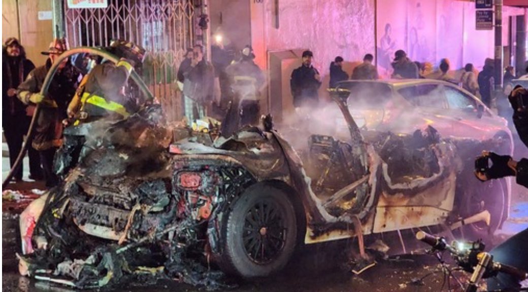 Waymo robotaxi aangevallen en in brand gestoken in San Francisco Waymo robotaxi aangevallen en in brand gestoken in San Francisco