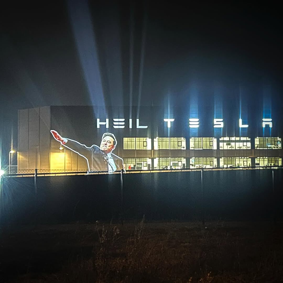 Ilon Musk op de gevel van de Tesla Gigafactory Berlijn-Brandenburg Ilon Musk's afbeelding van een Hitlergroet