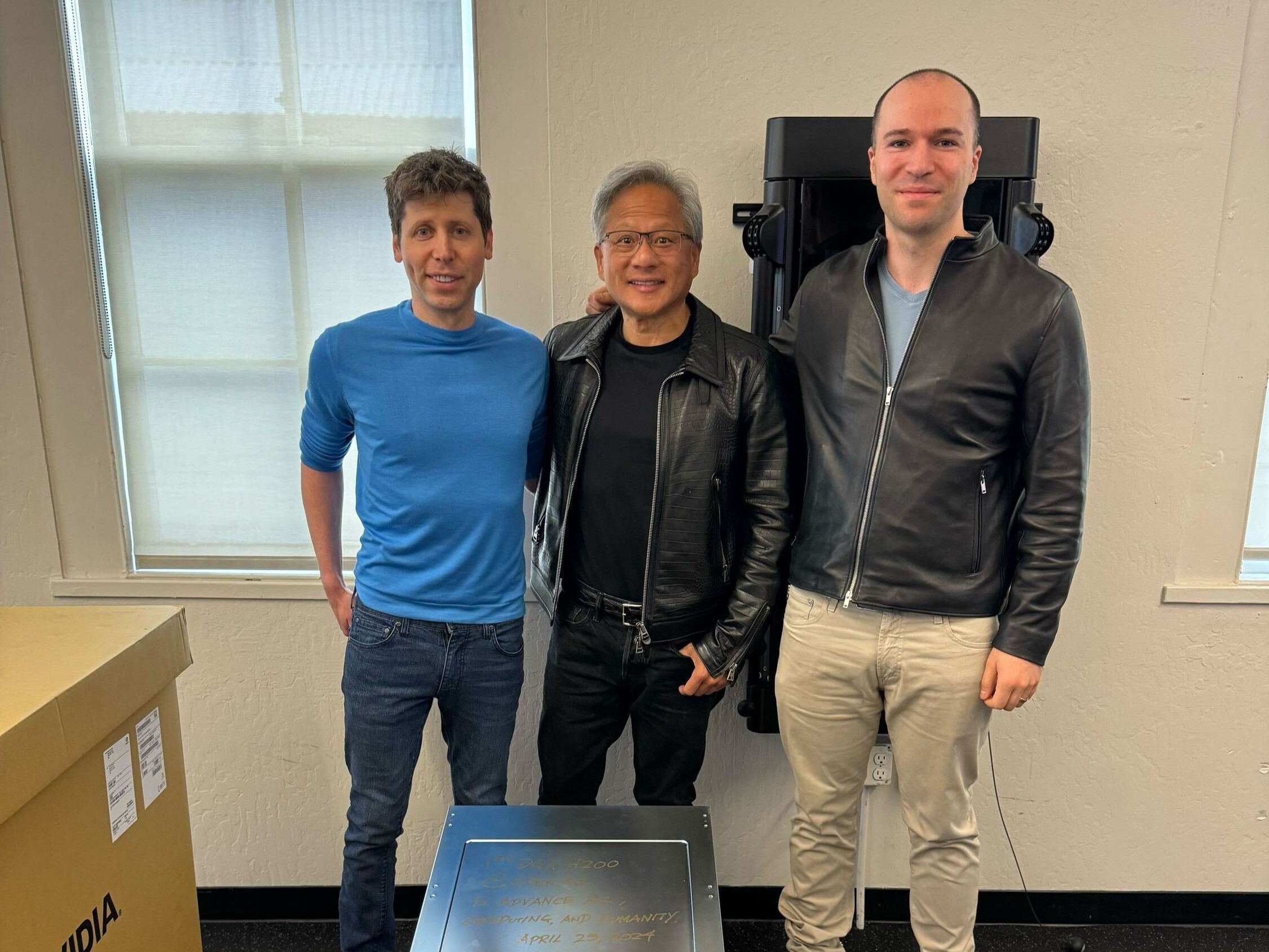 NVIDIA CEO overhandigde persoonlijk de eerste DGX H200 AI accelerators aan het OpenAI kantoor NVIDIA CEO overhandigde persoonlijk de eerste DGX H200 AI accelerators aan het OpenAI kantoor