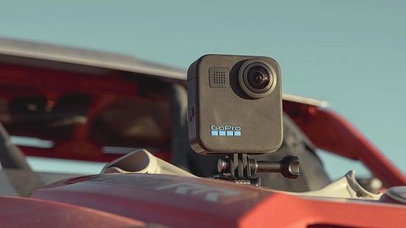 GoPro Max (2025) op een auto GoPro Max (2025) op een auto