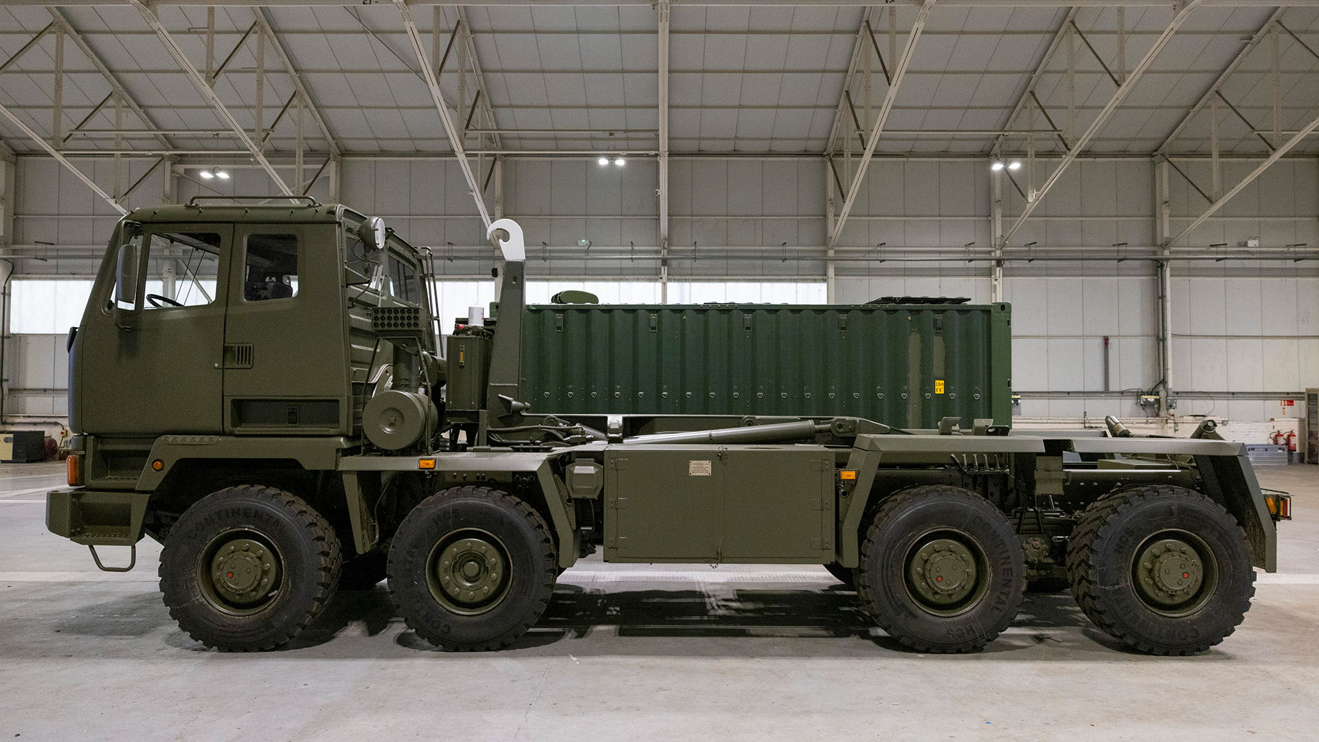 Een vrachtwagen en een container met Gravehawk raketten. Illustratie: Forces News