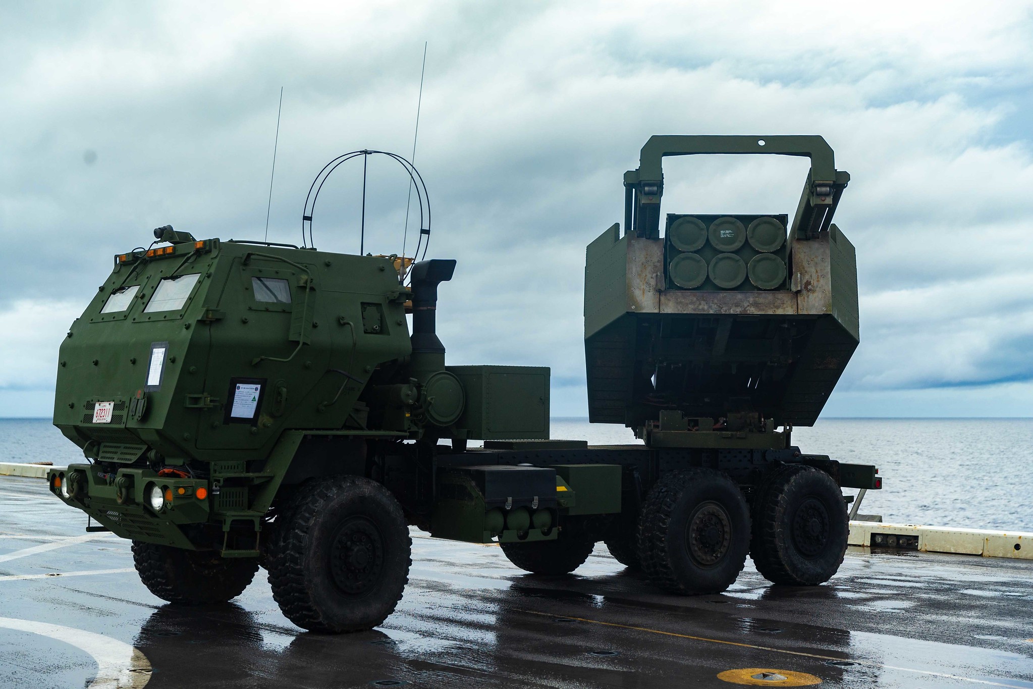 M142 HIMARS M142 HIMARS, illustratie door U.S. Pacific Fleet