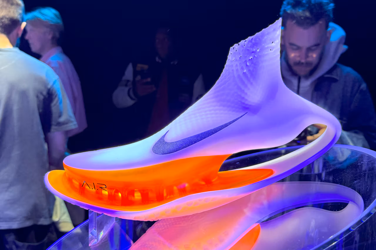 Nike heeft AI gebruikt om een A.I.R.-trainerscollectie te ontwikkelen voor professionele atleten in de aanloop naar de Olympische Spelen in Parijs. Nike heeft AI gebruikt om een A.I.R.-trainerscollectie te ontwikkelen voor professionele atleten in de aanloop naar de Olympische Spelen in Parijs.