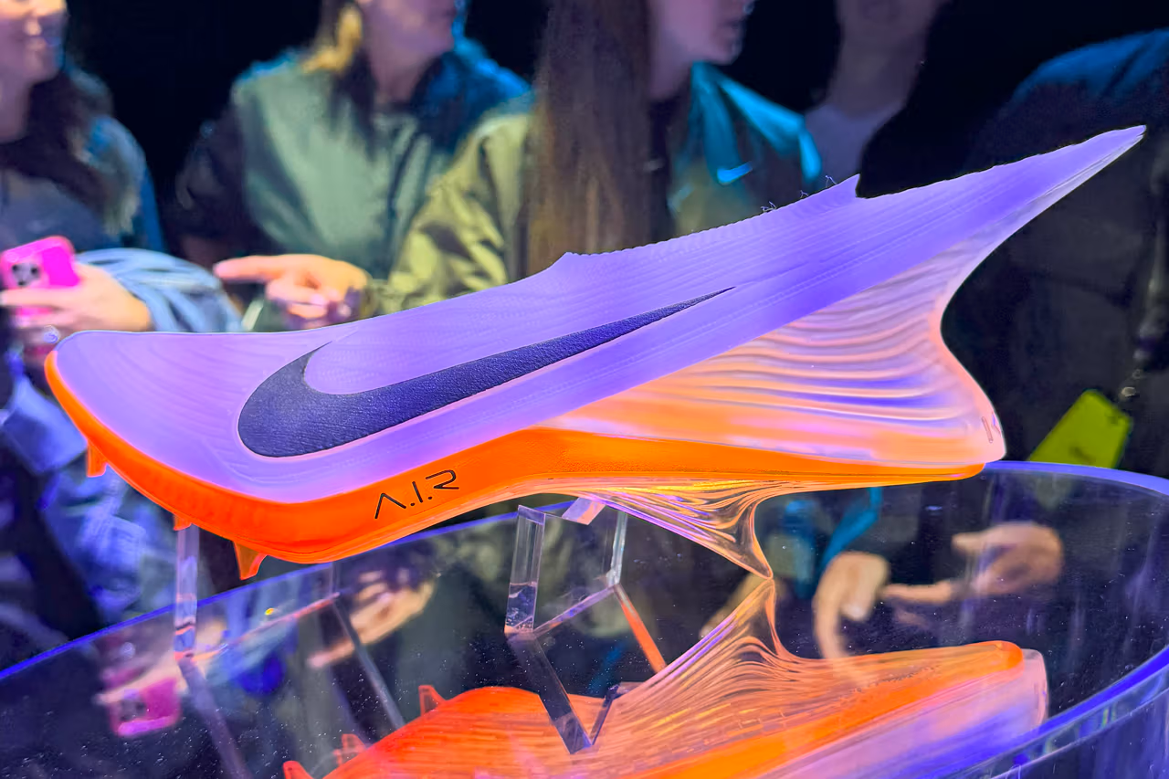 Nike heeft AI gebruikt om een A.I.R.-trainerscollectie te ontwikkelen voor professionele atleten in de aanloop naar de Olympische Spelen in Parijs.-3 Nike heeft AI gebruikt om een A.I.R.-trainerscollectie te ontwikkelen voor professionele atleten in de aanloop naar de Olympische Spelen in Parijs.-3