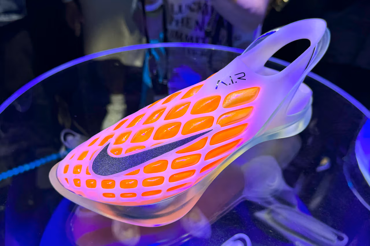 Nike heeft AI gebruikt om een A.I.R.-trainerscollectie te ontwikkelen voor professionele atleten in de aanloop naar de Olympische Spelen in Parijs.-6 Nike heeft AI gebruikt om een A.I.R.-trainerscollectie te ontwikkelen voor professionele atleten in de aanloop naar de Olympische Spelen in Parijs.-6
