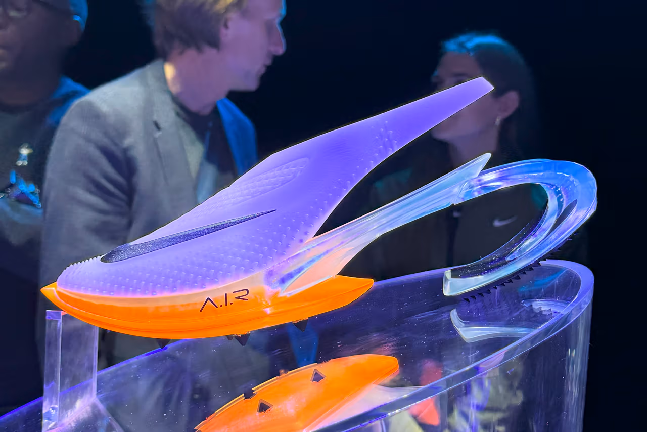 Nike heeft AI gebruikt om een A.I.R.-trainerscollectie te ontwikkelen voor professionele atleten in de aanloop naar de Olympische Spelen in Parijs.-9 Nike heeft AI gebruikt om een A.I.R.-trainerscollectie te ontwikkelen voor professionele atleten in de aanloop naar de Olympische Spelen in Parijs.-9