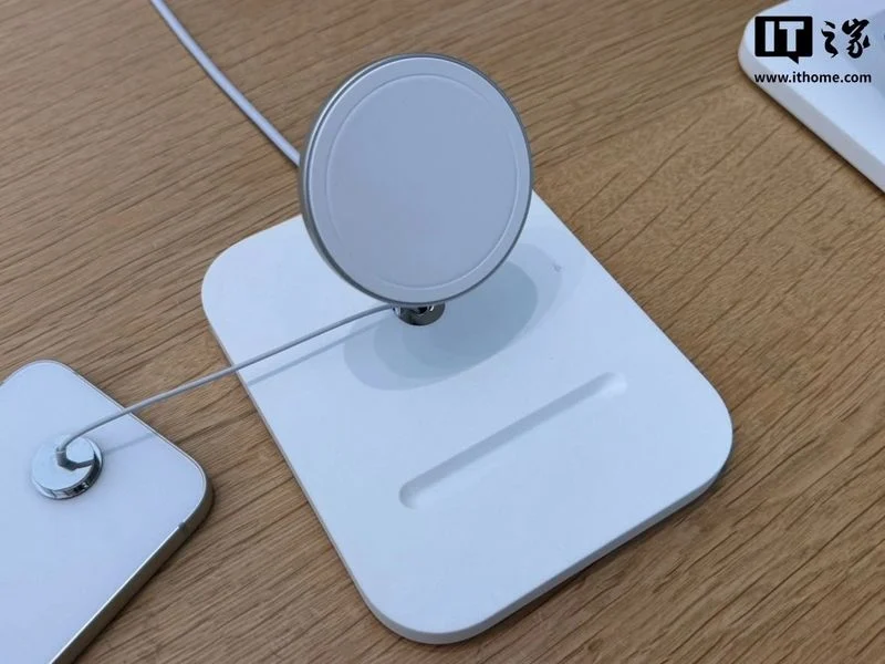 Aangepaste dockingstations om de iPhone 16e te demonstreren. Illustratie: Apple