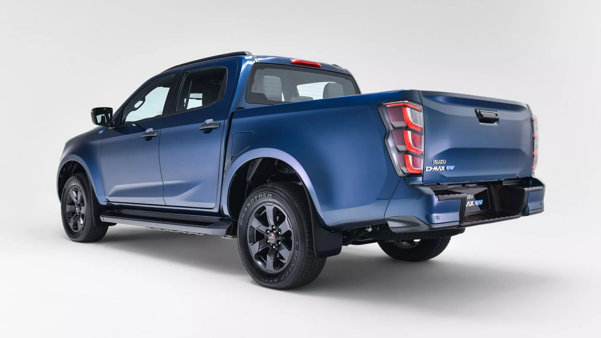 Afbeelding van Isuzu D-Max EV tegen de achtergrond van de natuur