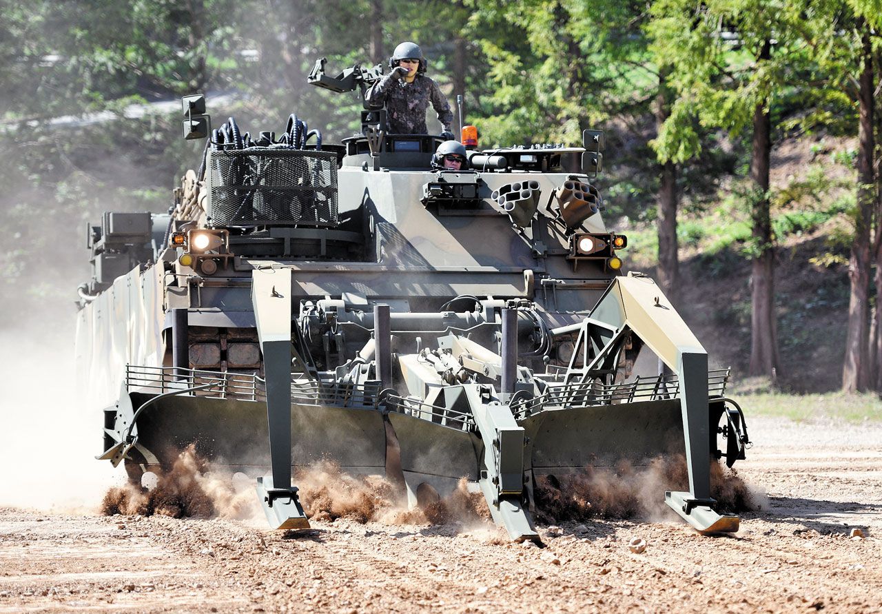 Zuid-Korea zal K600 Rhino pantservoertuigen voor ontmijning overdragen aan de AFU, ze zijn gebaseerd op de K1A1 tank. Zuid-Korea zal K600 Rhino pantservoertuigen voor ontmijning overdragen aan de AFU, ze zijn gebaseerd op de K1A1 tank.