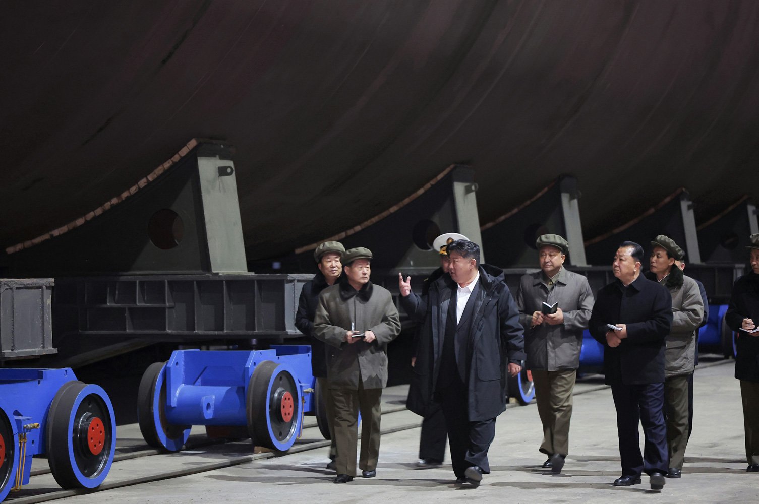 Kim Jong-un tijdens een inspectie op de Cheongjin scheepswerf