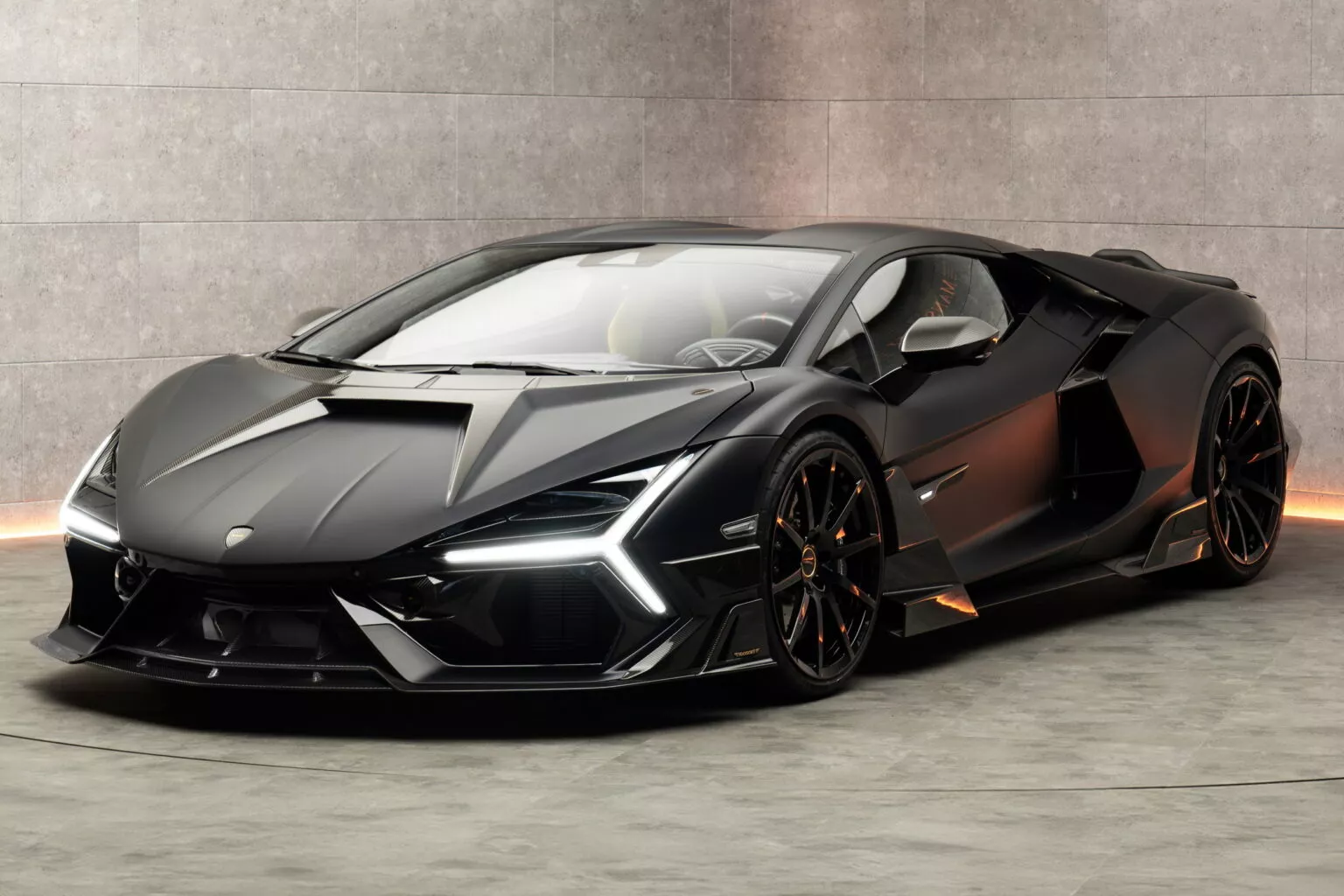 Lamborghini Revuelto by Mansory in een prachtige omgeving Lamborghini Revuelto by Mansory in een prachtige omgeving