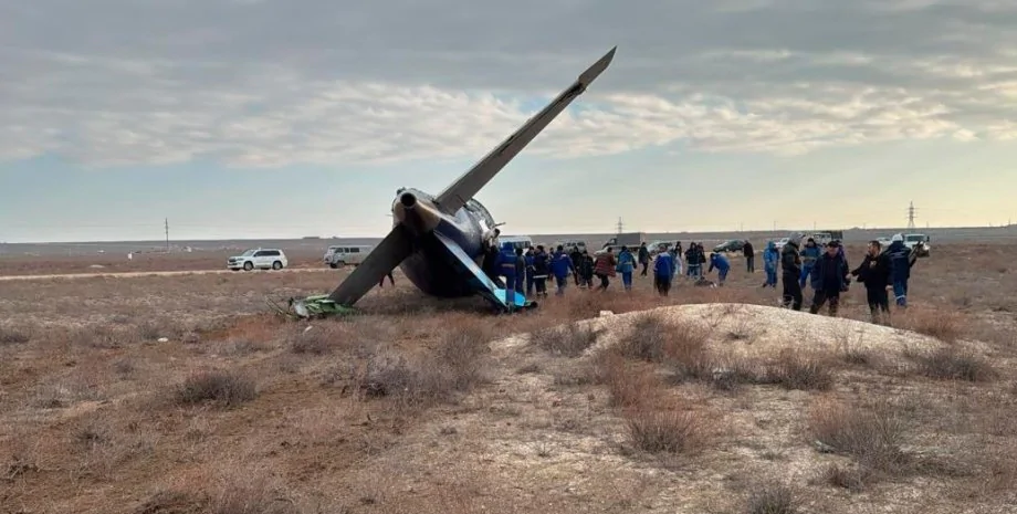 Het neergestorte vliegtuig Het neergestorte Embraer ERJ-190-vliegtuig van Azerbeidzjan Airlines in Kazachstan
