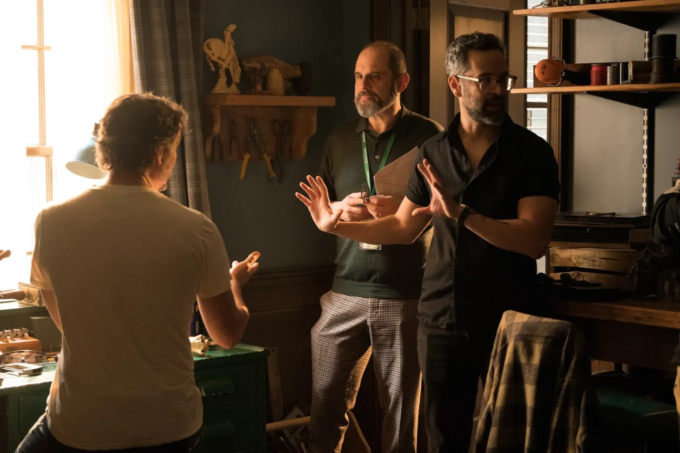 Neil Druckmann, Craig Mazin en Pedro Pascal op de set