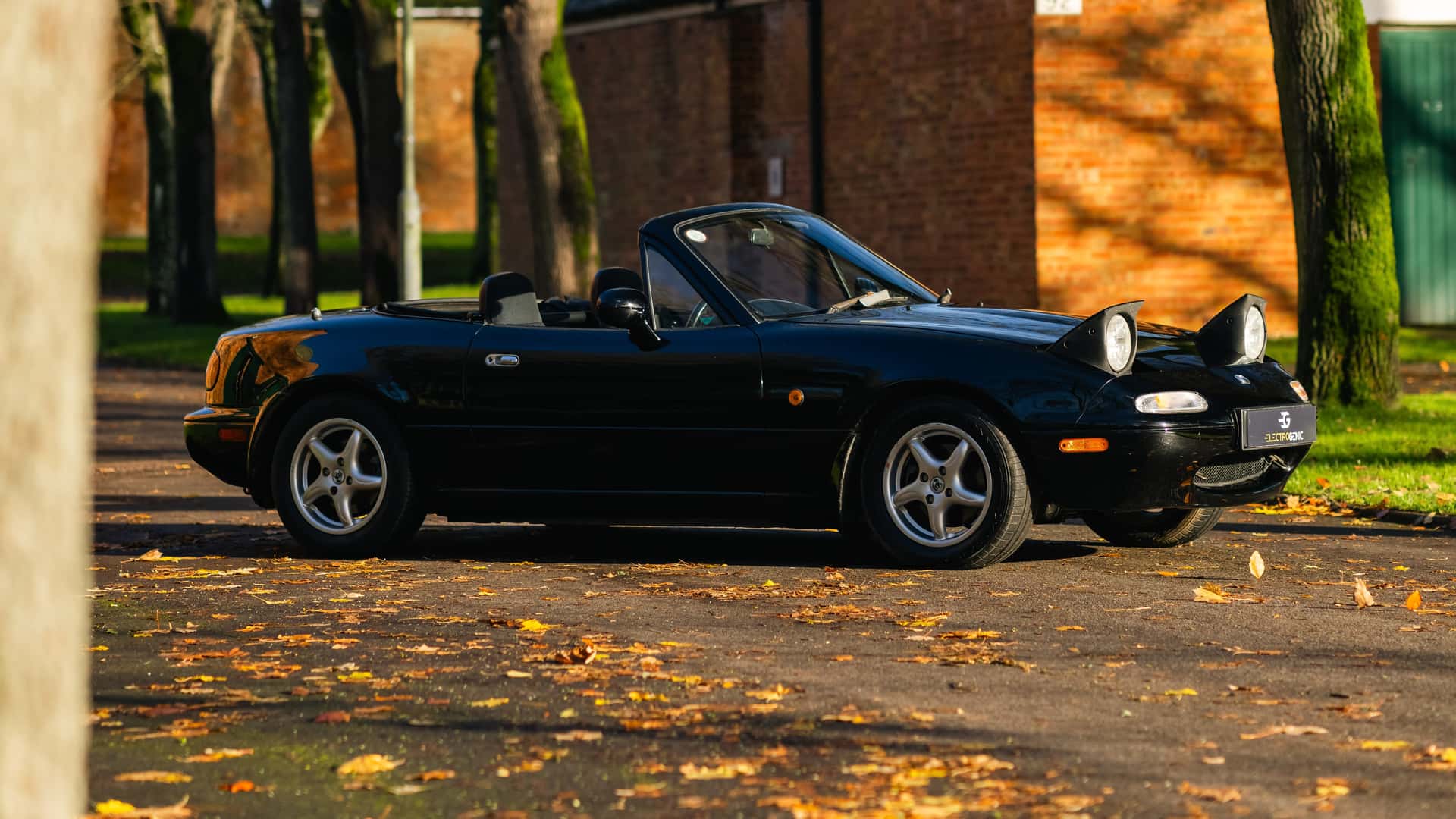 Geëlektrificeerde Mazda MX-5 NA - bekijk 4 Geëlektrificeerde Mazda MX-5 NA - bekijk 4