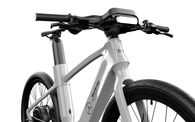 Mercedes-AMG F1 City Edition elektrische fiets vanaf de zijkant Mercedes-AMG F1 City Edition elektrische fiets vanaf de zijkant