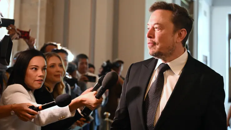 Elon Musk noemde AI "schadelijk voor de mensheid" en riep op tot regulering van de technologie Elon Musk noemde AI "schadelijk voor de mensheid" en riep op tot regulering van de technologie