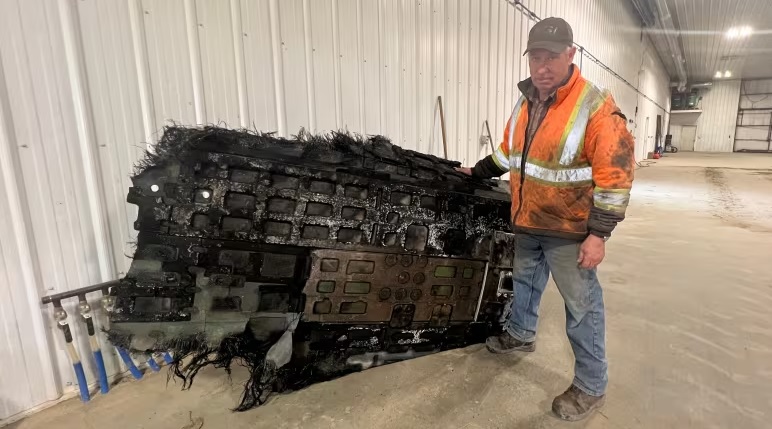 "Geschenk" uit de lucht: een Canadese boer vond een stuk ruimteafval van 40 kilogram in zijn veld - waarschijnlijk het wrak van een SpaceX-raket-3 "Geschenk" uit de lucht: een Canadese boer vond een stuk ruimteafval van 40 kilogram in zijn veld - waarschijnlijk het wrak van een SpaceX-raket-3