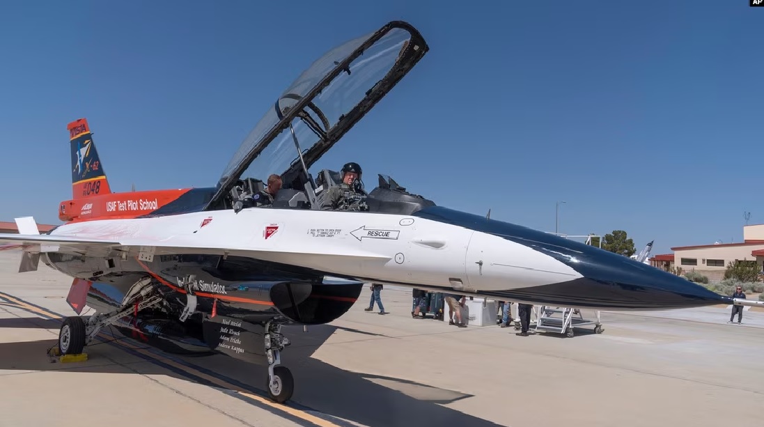 Kunstmatige intelligentie aan het roer van een gevechtsvliegtuig: de Amerikaanse luchtmacht heeft een geslaagde test gemeld van het op een F-16 gebaseerde onbemande vliegtuig X-62A VISTA. Kunstmatige intelligentie aan het roer van een gevechtsvliegtuig: de Amerikaanse luchtmacht heeft een geslaagde test gemeld van het op een F-16 gebaseerde onbemande vliegtuig X-62A VISTA.