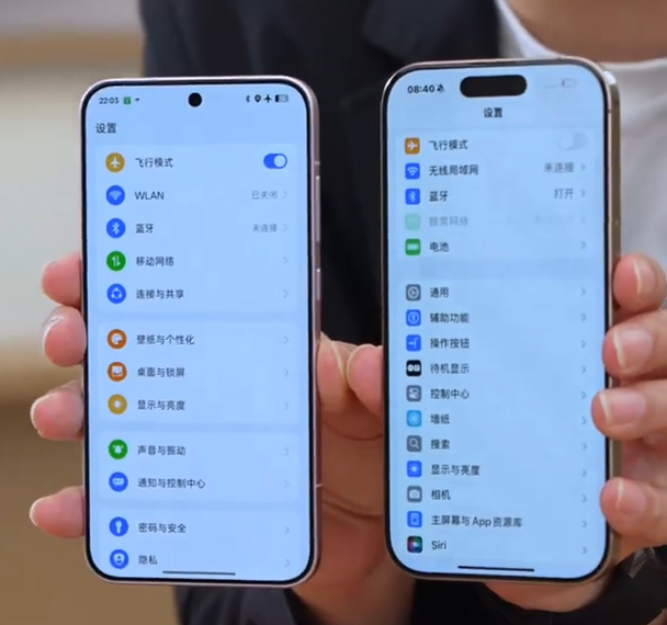 Oppo Find X8s links en Apple iPhone 16 Pro rechts Oppo Find X8s links en Apple iPhone 16 Pro rechts