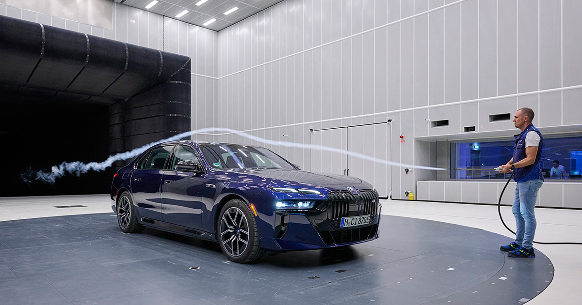 Werken met de rookunit in de aeroakoestische windtunnel van BMW Group. Foto: BMW Werken met de rookunit in de aeroakoestische windtunnel van BMW Group. Foto: BMW