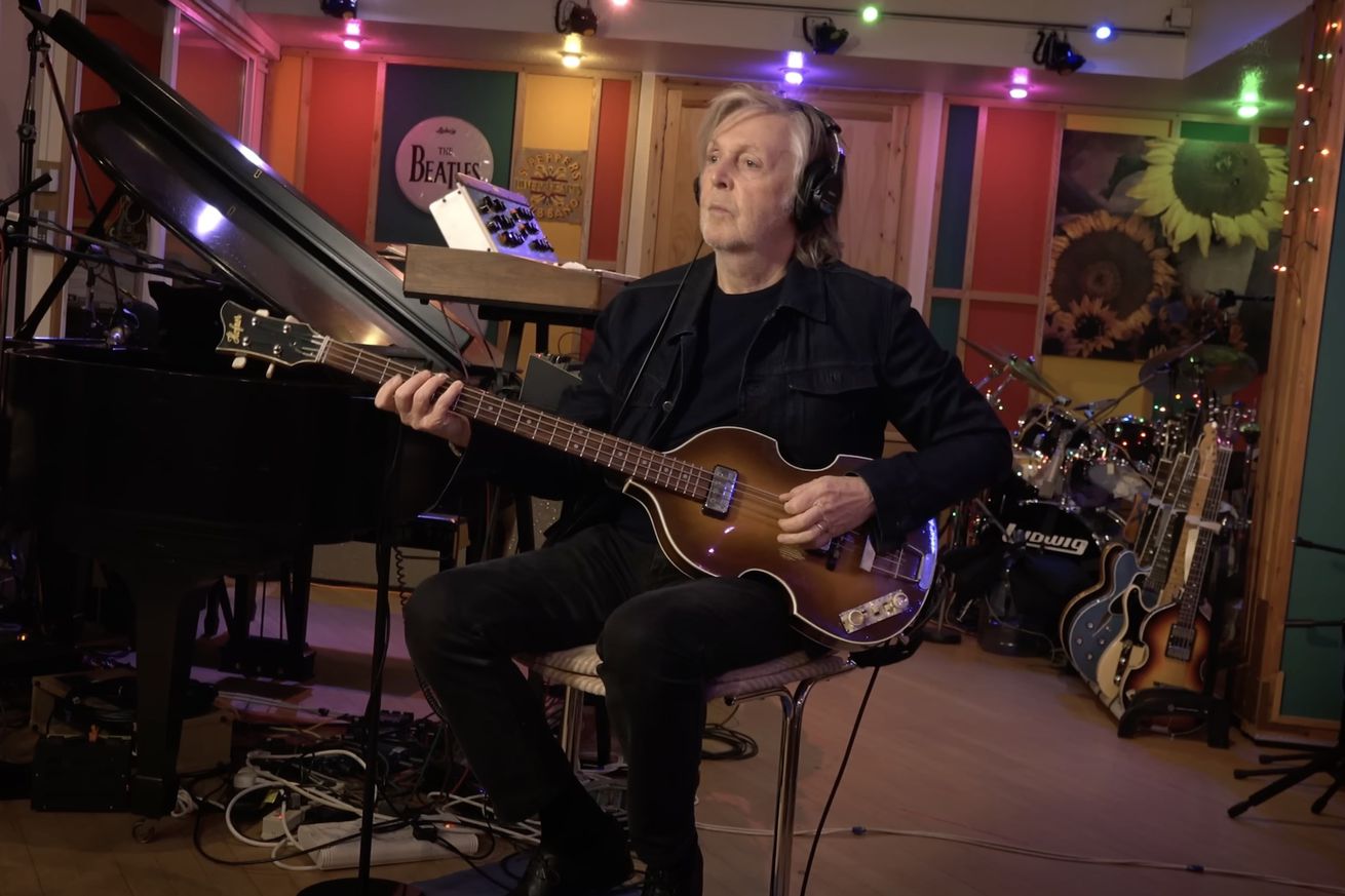 The Beatles brachten het nummer "Now and Then" uit met de stem van John Lennon gereconstrueerd door AI The Beatles brachten het nummer "Now and Then" uit met de stem van John Lennon gereconstrueerd door AI