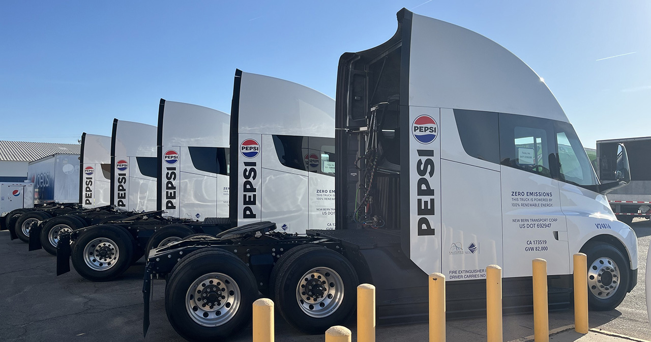 Tesla Semi trucks bij de distributiefaciliteit van PepsiCo Tesla Semi trucks bij de distributiefaciliteit van PepsiCo