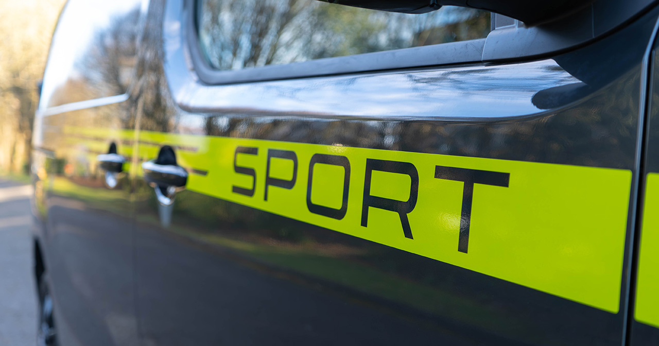 Peugeot Expert Sport met opvallende Kryptonite Green stickers Peugeot Expert Sport met opvallende Kryptonite Green stickers