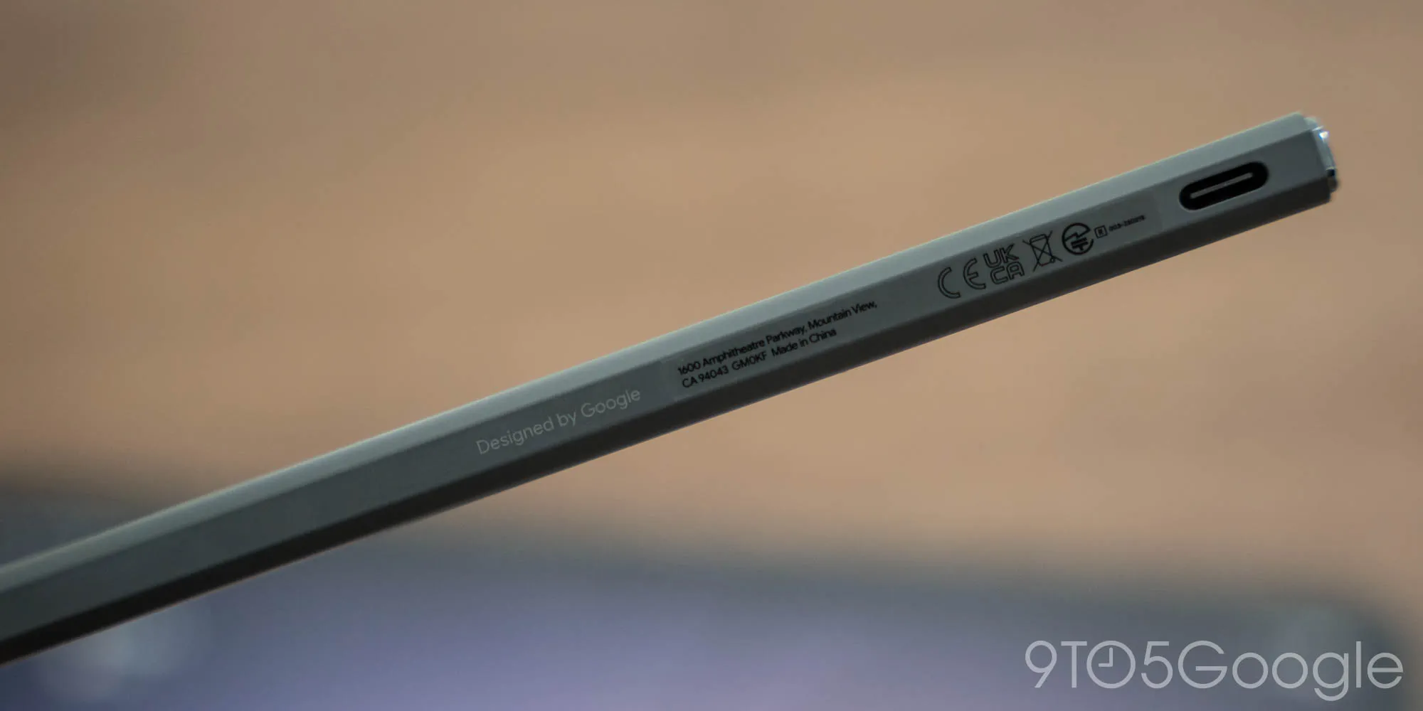 Stylus op de achtergrond van de Google Pixel Tablet