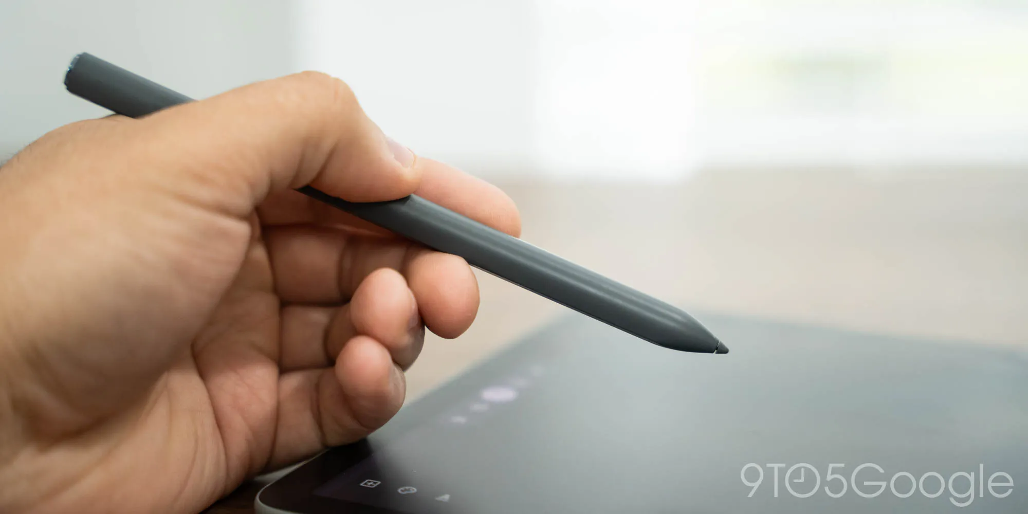 Google Pixel Tablet Pen in de handen van de gebruiker