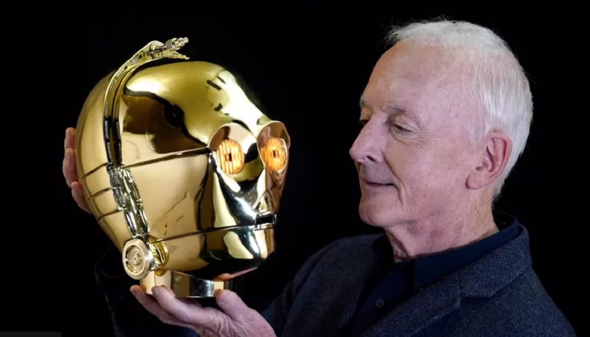 Het hoofd van C-3PO uit de Star Wars filmsaga is op een veiling verkocht voor 843.000 dollar. Acteur Anthony Daniels, die de rol van de droid speelde, deed afstand van een verzameling iconische rekwisieten Het hoofd van C-3PO uit de Star Wars filmsaga is op een veiling verkocht voor 843.000 dollar. Acteur Anthony Daniels, die de rol van de droid speelde, deed afstand van een verzameling iconische rekwisieten