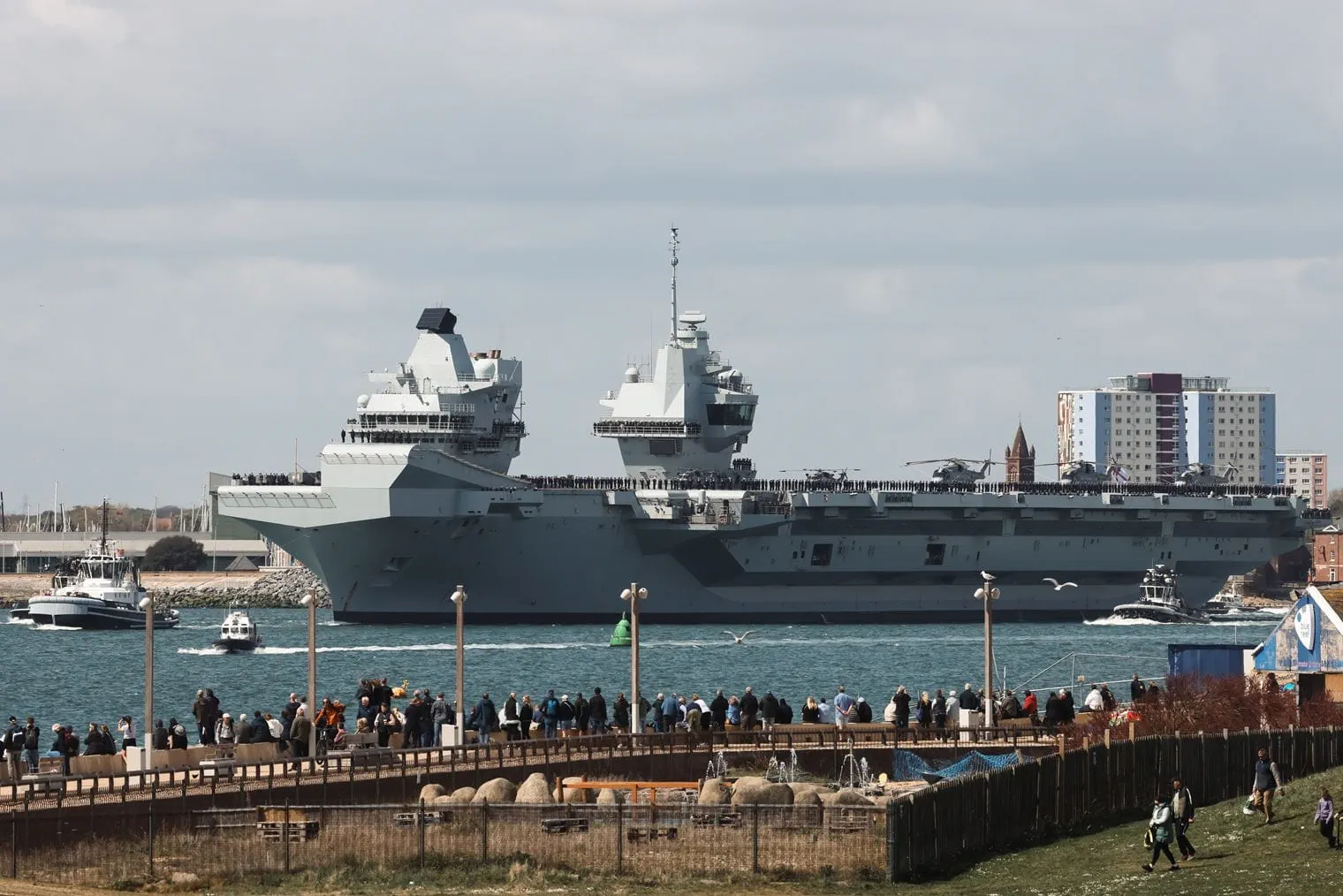 Het vliegdekschip HMS Prince of Wales (R09) verlaat Portsmouth Het vliegdekschip HMS Prince of Wales (R09) verlaat Portsmouth
