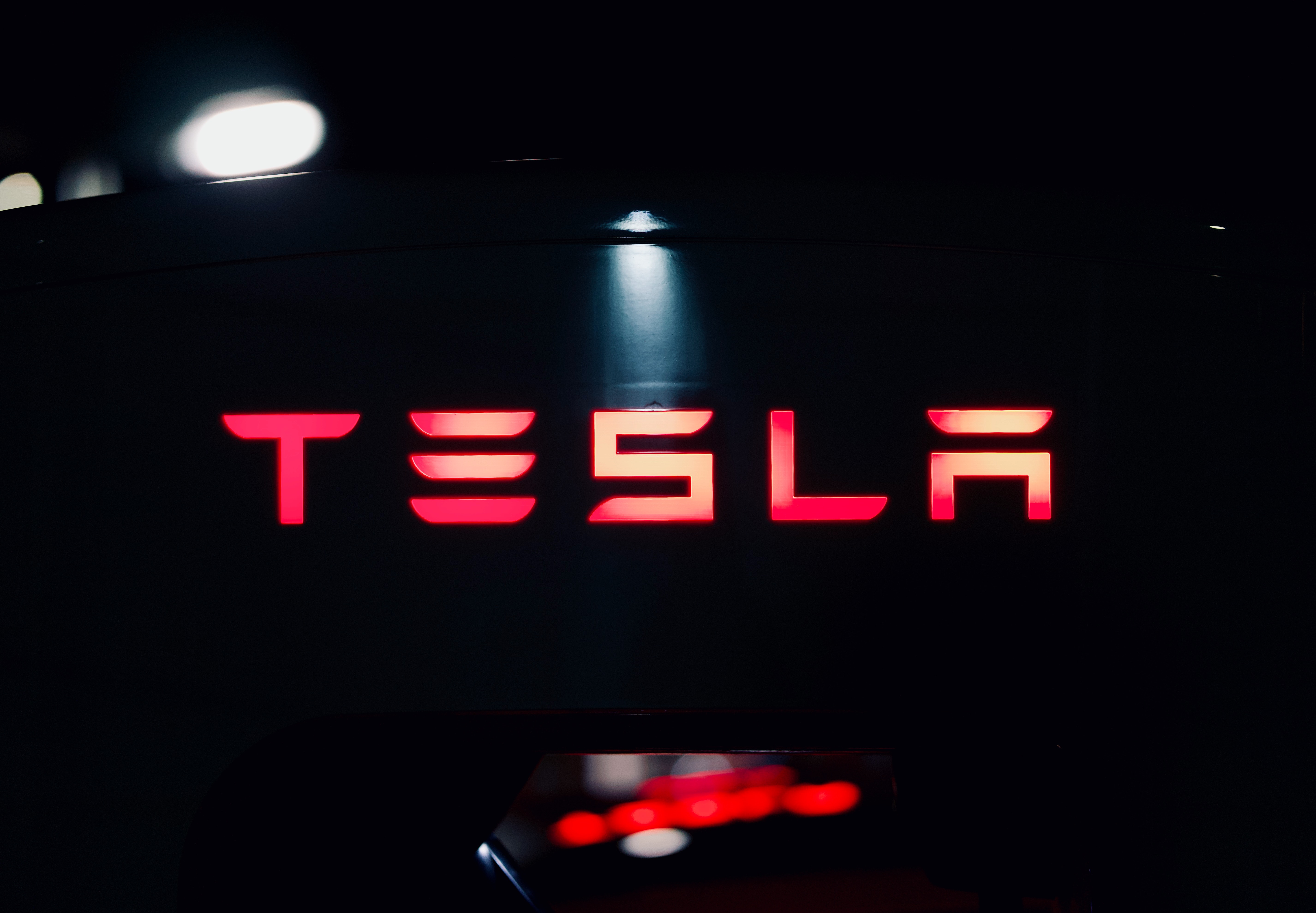 Het Amerikaanse ministerie van Justitie heeft van Tesla documenten geëist over Autopilot en FSD autonome rijfuncties. Het Amerikaanse ministerie van Justitie heeft van Tesla documenten geëist over Autopilot en FSD autonome rijfuncties.
