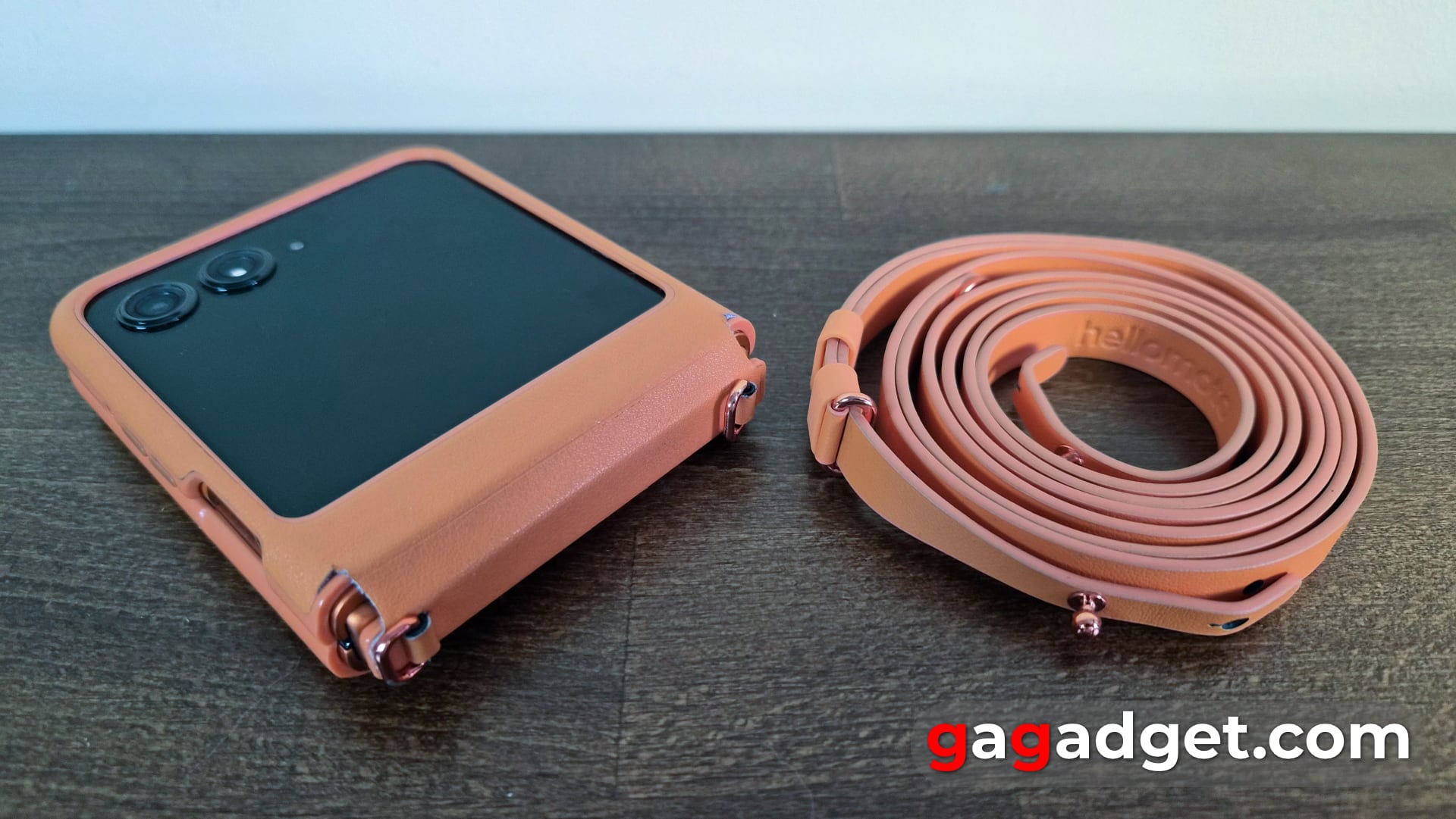 De RAZR 50 wordt geleverd met een hoesje en een sleutelkoord in de kleur van de smartphone. Afbeelding: gagadget