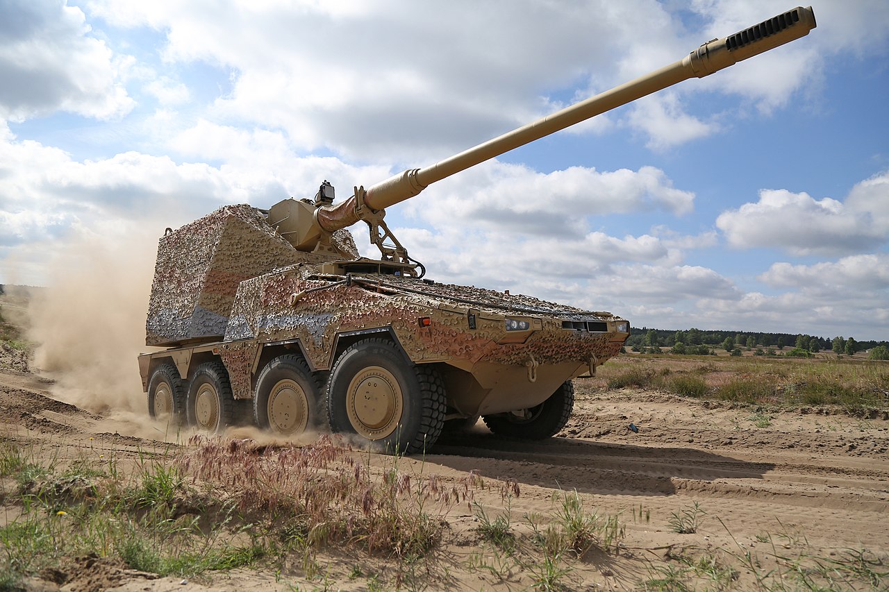 Duitse 155-mm wielzelfrijdende houwitser op een Boxer-bronvoertuig