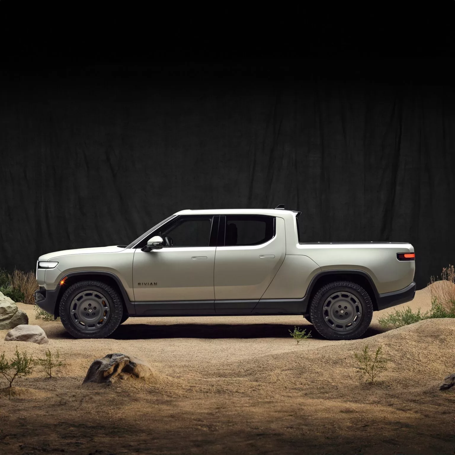 Rivian R1 Dune Edition met woestijnachtergrond Rivian R1 Dune Edition met woestijnachtergrond