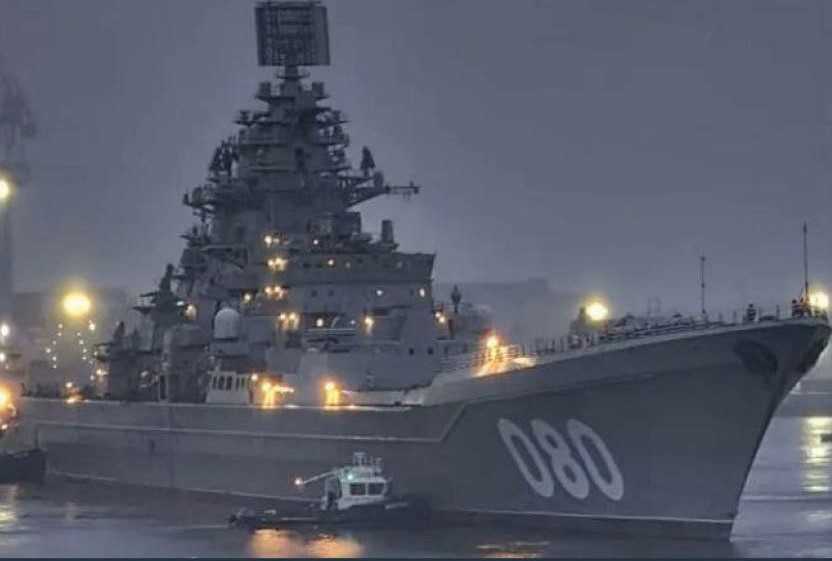 Nucleair aangedreven kruiser Admiral Nakhimov aan het testen Nucleair aangedreven kruiser Admiral Nakhimov aan het testen
