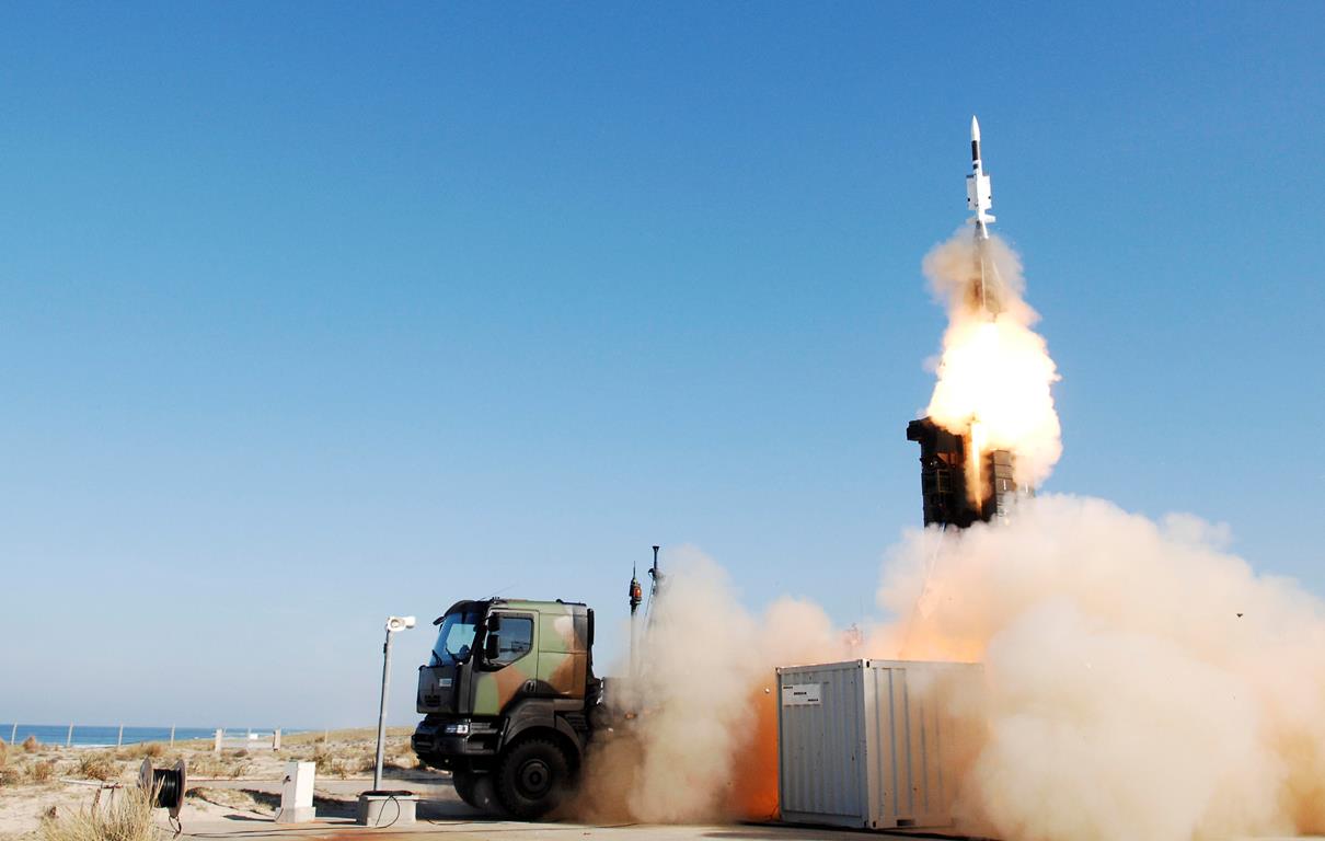 Lancering van een Aster 30 raket vanaf een SAMP/T gevechtsvoertuig. Illustratie: MBDA Lancering van een Aster 30 raket vanaf een SAMP/T gevechtsvoertuig. Illustratie: MBDA