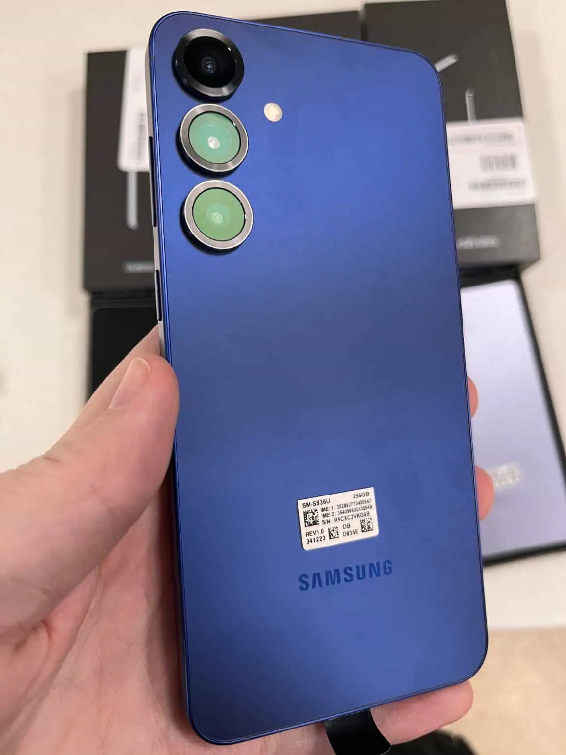 Galaxy S25 in een detailhandeldoos Galaxy S25 in een detailhandeldoos