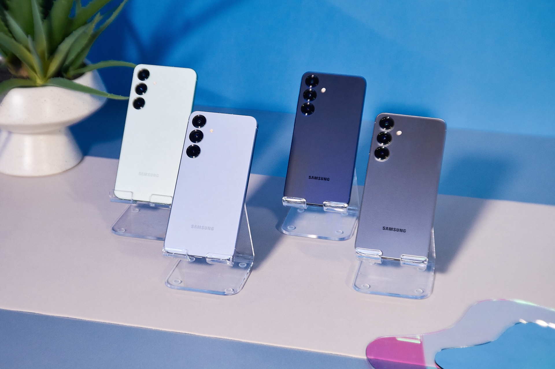 De belangrijkste kleuren van de Samsung Galaxy S25+ in het echt De belangrijkste kleuren van de Samsung Galaxy S25+ in het echt