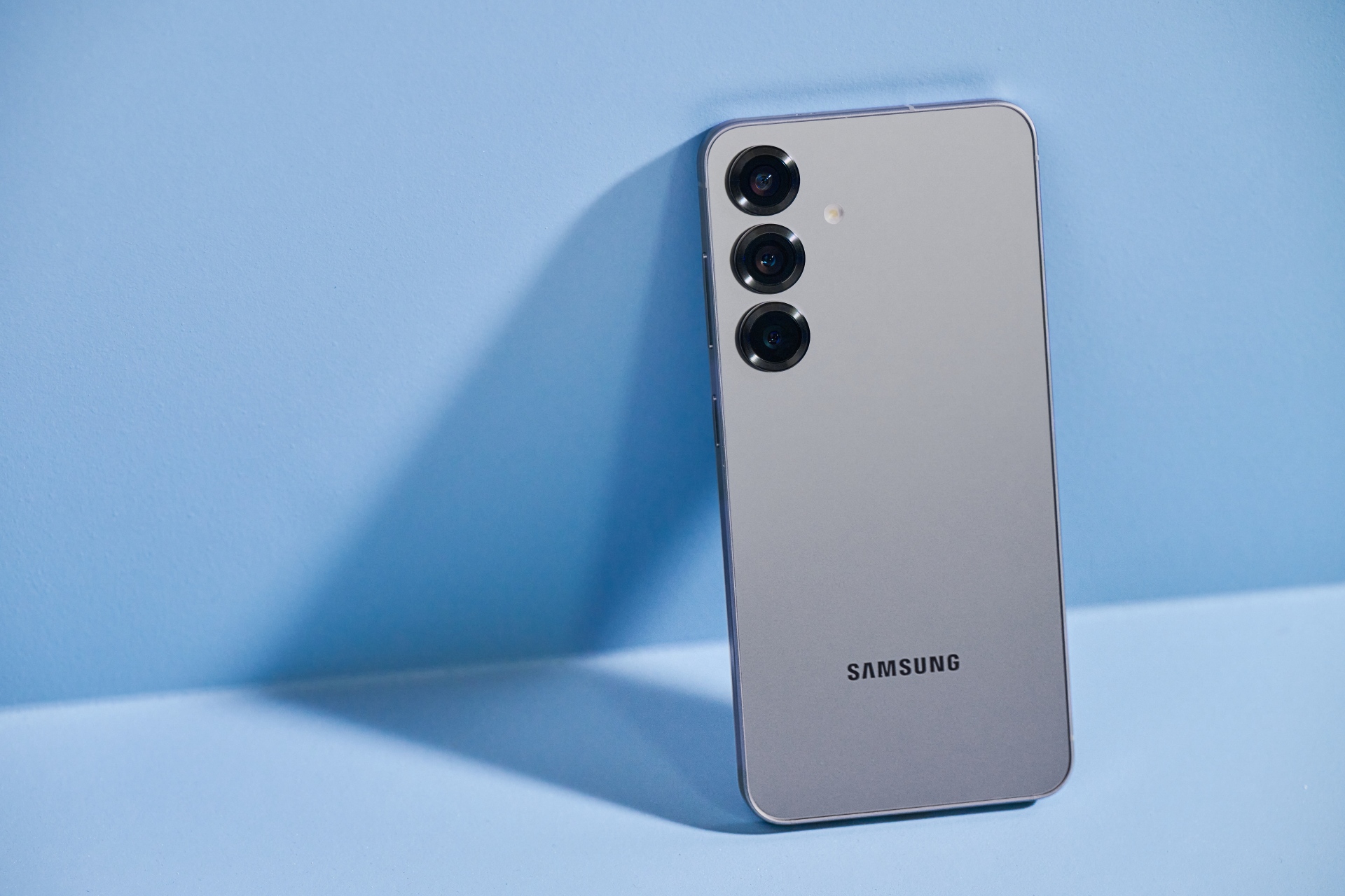 Samsung Galaxy S25+ in de kleur Silver Shadow Samsung Galaxy S25+ in de kleur Silver Shadow
